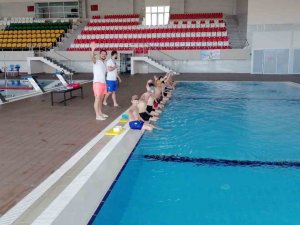 Aslanapa’da 60 Ortaokul Öğrencisi Yüzme Öğreniyor