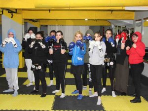 Kadınlar, Şiddete Karşı Kick Boks Ve Muaythai Öğreniyor