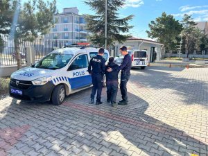İ̇badethane Ve Mezarlara Zarar Verme Suçundan Aranan Şahıs Polis Yakaladı