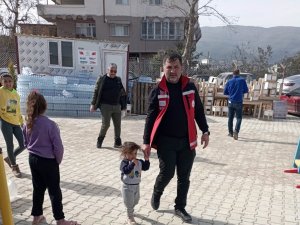 Kırmızı Yelekliler Depremzedelerin Yanında
