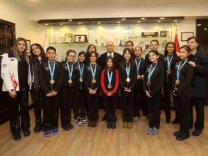 Başkan Yaşar Şampiyonları Ağırladı