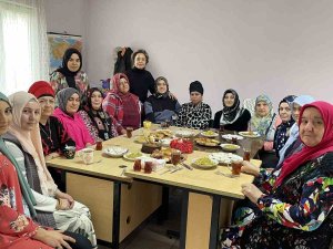 Kursiyerleri İçin 8 Mart’ta Pasta Kesti