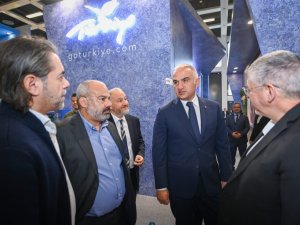 Bakan Ersoy, Berlin Turizm Fuarı’nda Türk Stantlarını Gezdi