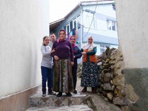 Böyle Fedakarlık Görülmedi: Ömrünü Engelli 3 Çocuğu, Hasta Eşi, Görümcesi Ve Kayınvalidesine Adadı