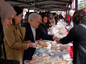 Depremzedeler Yararına Yardım Kampanyası Düzenlendi, Vatandaşlar Akın Etti
