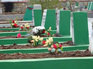 Depremde Hayatını Kaybedenlerin Yakınları Kadınlar Günü’nde Mezarlara Çiçek Bırakıp Gitti