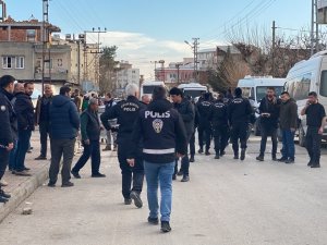 Aileler Arasında Bıçaklı Ve Silahlı Kavga: 1 Yaralı