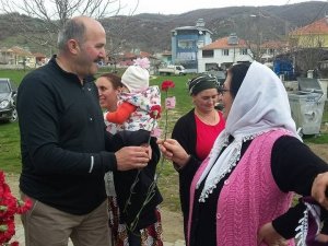 Kuyucak’ta Dünya Kadınlar Günü Karanfillerle Kutlandı
