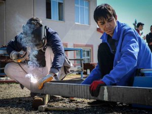 Öğrencilerin En Anlamlı Ödevi: Deprem Bölgesindeki Öğrencilere Güneş Enerjili Konteyner Sınıf Yapıyorlar