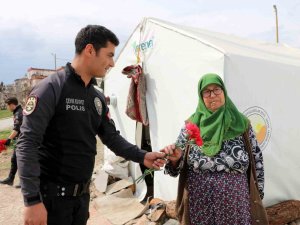 Polisler Depremzede Kadınların ’Kadınlar Günü’nü Kutladı