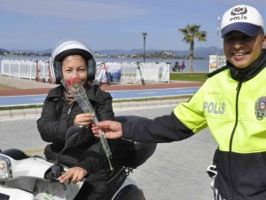 Fethiye’de Polis Ekipleri Kadınların Gününü Kutladı