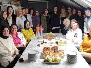 Kadınlar Gününü Pasta Kesip Kutladılar