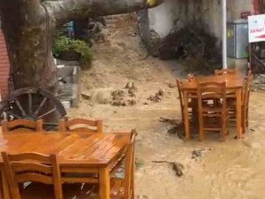 Balıkesir’de Sağanak Yağış Su Baskınlarına Neden Oldu