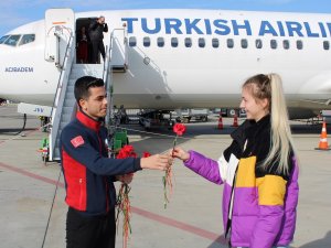 Gazipaşa’da Kadın Yolcular Çiçeklerle Karşılandı