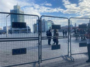 Taksim Meydanı Bariyerlerle Kapatıldı