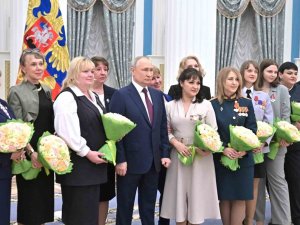 Putin, Kadınlara Devlet Nişanı Verdi