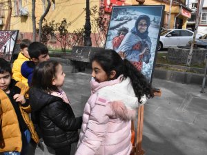 Kadınlar Gününde Depremzedeler Yararına Fotoğraf Sergisi