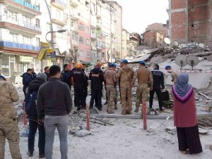 Malatya’da Ağır Hasarlı 5 Katlı Bina Çöktü
