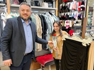 Kadın Ziyaretçilere Kırmızı Karanfil Dağıtıldı