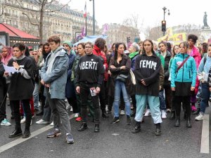 Paris’te Binlerce Kişi Dünya Kadınlar Günü’nde Cinsiyet Ayrımcılığını Protesto Etti