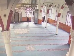 Beylikdüzü’nde Camiden Mikrofon Çalan Hırsızlar Kamerada