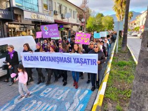 Köyceğiz’de Kadınlar Günü’nde Dayanışma Zinciri Oluşturuldu