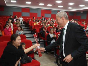 Depremzede Çocuklar Koçarlı’da Tiyatro İle Moral Depoladı