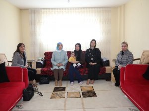Kütahya’da Vali Ve Belediye Başkanının Eşleri Depremzede Ailelerin İhtiyaçlarını Yerinde Tespit Ediyor