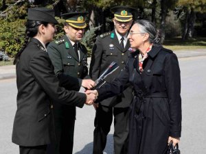 Milli Savunma Bakanı Hulusi Akar’ın Eşi Şule Akar Ve Beraberindeki Komutan Eşleri Anıtkabir’i Ziyaret Etti