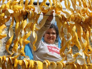 Mahallenin Geçim Kaynağı Oldu, Çamaşır Gibi Kabuk Kurutuyorlar
