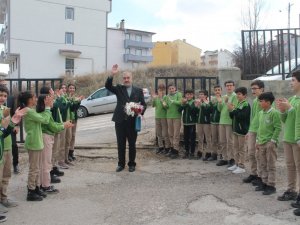 Emekliye Ayrılan 37 Yıllık Öğretmene Doğum Gününde Duygu Dolu Veda