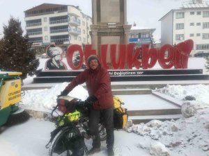 Alman Gezgin Bisikletiyle Çıktığı Dünya Turunda 5 Bin Kilometre Pedal Çevirip Erzincan’a Geldi