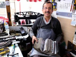 Yıllarca Müşterilerinin Vesikalıklarını Topladı