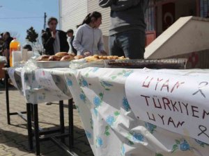 Minik Ellerden Depremzedelere Yardım