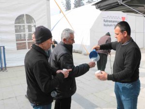 Depremzedelere Her Gün 60 Litre Süt Dağıtıyor