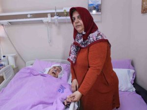 Gara Şehidinin Depremzede Babaannesi Yaralarını Sarmaya Çalışıyor