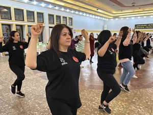 Nazilli’de Halk Oyunları Topluluğu Düzenledikleri Etkinliği Depremzede Kadınlara Adadı