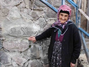 Sobasıyla Yürekleri Isıtan Sultan Nine, Evine Yağan Yardım Malzemelerini De Depremzedelerle Paylaştı
