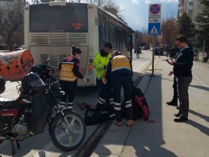Motosikletli Kurye Otobüse Arkadan Çarptı