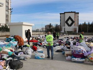 Enkaz Eşyaları Arasında Yakınlarının Hatıralarını Arayan Vatandaş,bulduğu 150 Bin Değerindeki Ziyneti Teslim Etti