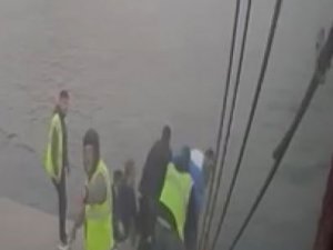 Ölüme Atladı, Yolcu Ve Görevliler Son Anda Kurtardı
