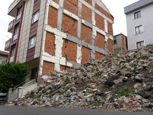 Maltepe’de Yıkılan Bitişik Binanın Moloz Yığını 3 Yıldır Apartman Sakinlerinin Kabusu Oldu