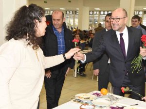Anadolu Üniversitesinde 8 Mart Dünya Kadınlar Günü Çiçeklerle Kutlandı