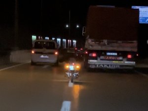 Motosikletin Üzerine Yatarak Kullanan Sürücü Kameraya Yansıdı