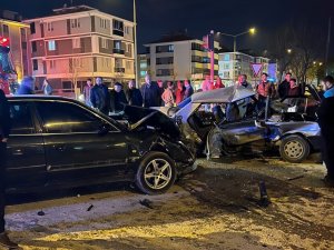 Hurdaya Dönen Tofaş’ın İçindeki 4 Kişi Yaralandı, Diğer Aracın Sürücüsü Kaza Yerinden Kaçtı