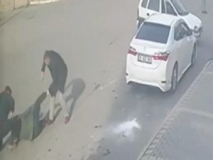 Üzerine Araç Sürdükleri Şahsı Önce Bıçaklayıp Sonra Darp Ettiler