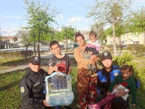Depremde Muhabbet Kuşunu Kaybeden Çocuğa Polis Muhabbet Kuşu Hediye Etti