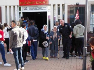 Depremde Ölen Polisin Annesine Antalya Polisi Sahip Çıktı
