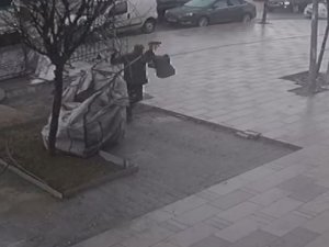 Çekçek Arabasıyla Aydınlatma Spotu Hırsızlığı Kamerada