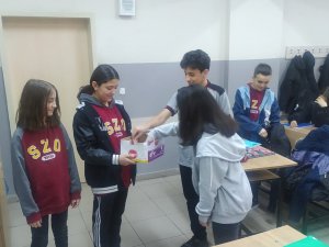 Okul Harçlıklarını Biriktirip Depremzedelere Gönderdiler